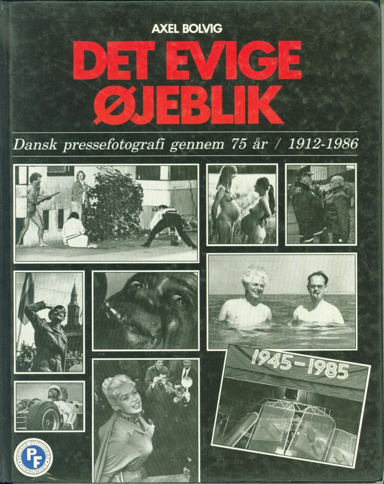 Item #230367 Det evige ojeblik: Dansk pressefotografi gennem 75 ar. Axel Bolvig.